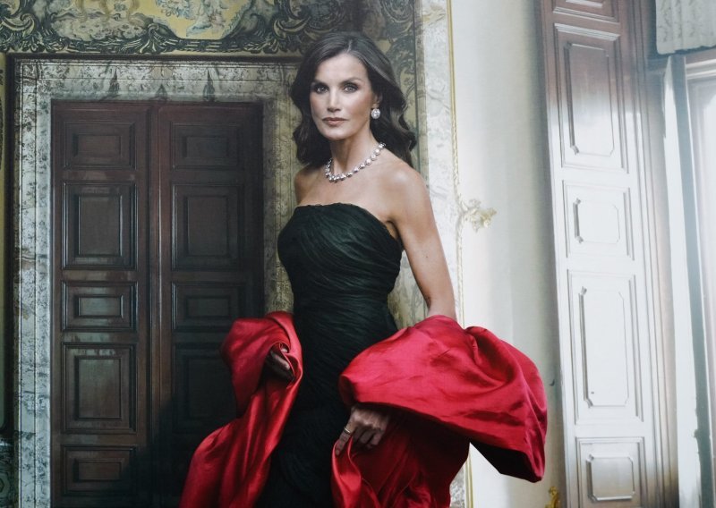 Kraljica Letizia u posuđenoj haljini i ogrtaču stala pred objektiv Annie Leibovitz