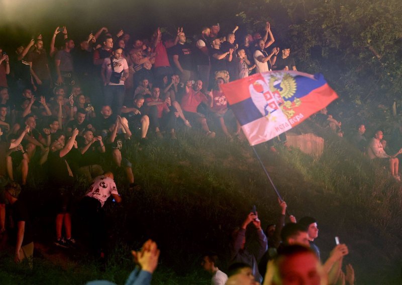 Jeziva snimka iz Beograda; navijač Stuttgarta leži na ulici i ne može ustati, a onda...