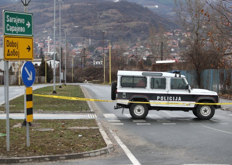 Došao u policiju prijaviti povredu prava. Ispalo da je ratni zločinac u bijegu. Tada je izvadio bombu