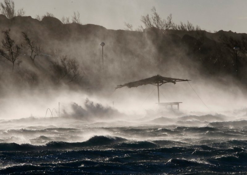 Crveni meteoalarm do kraja vikenda: Vrijeme opasno za život, ne putujte ako ne morate