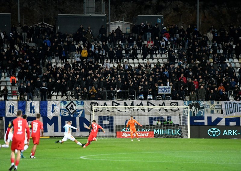 Nevjerojatna pogreška Rijeke šokirala Rujevicu i komentatora; pogledajte zašto je Rijeka ostala s igračem manje