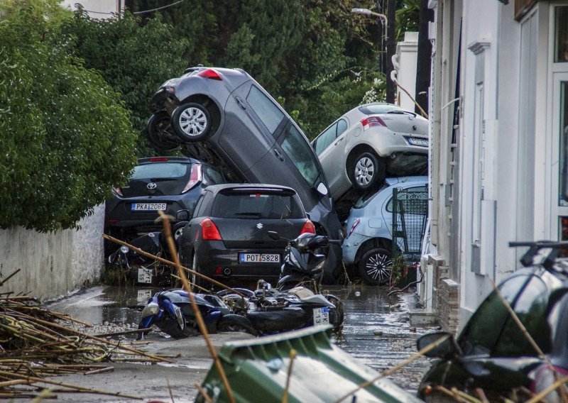 Odroni i poplave u Grčkoj: Oluja Bora odnijela dva života