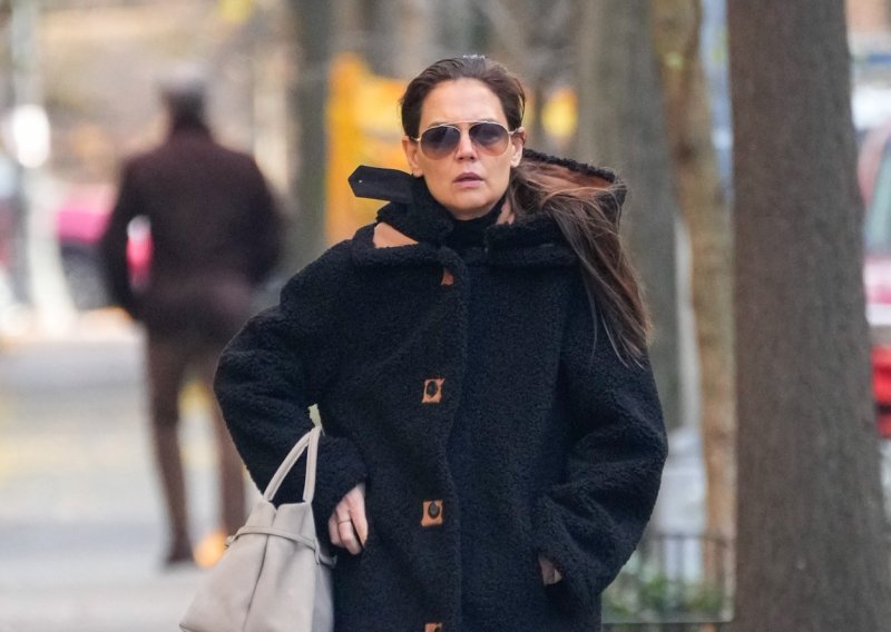 Bijesna Katie Holmes oglasila se oko napisa da je Tom Cruise kćerki dao milijune dolara