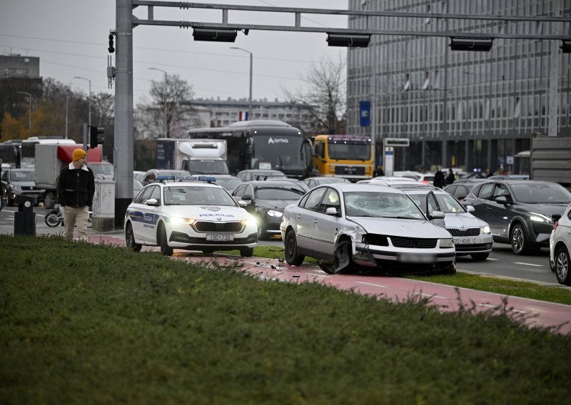 Nesreća na jednom od prometnijih križanja u Zagrebu, teško oštećen automobil