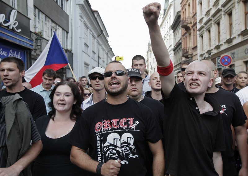 Uhićeno stotinjak ekstremista na antiromskim prosvjedima