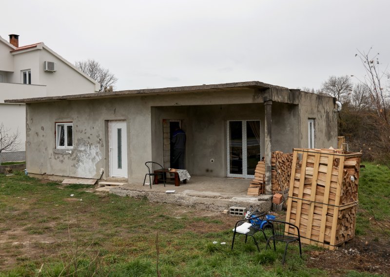 U kući kod Benkovca pronađene tri mrtve osobe