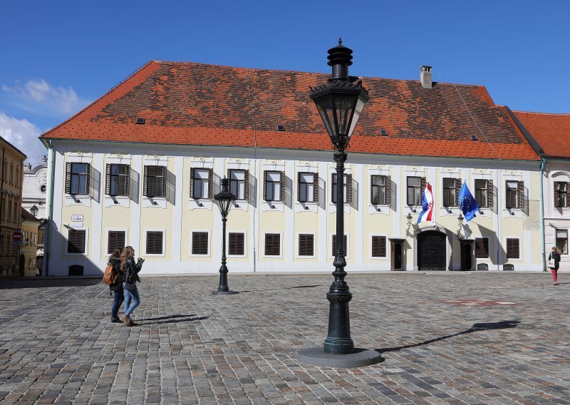 Ured za udruge Vlade ne financira udrugu koja je stavila kartonske kuglice na zagrebačku jelku