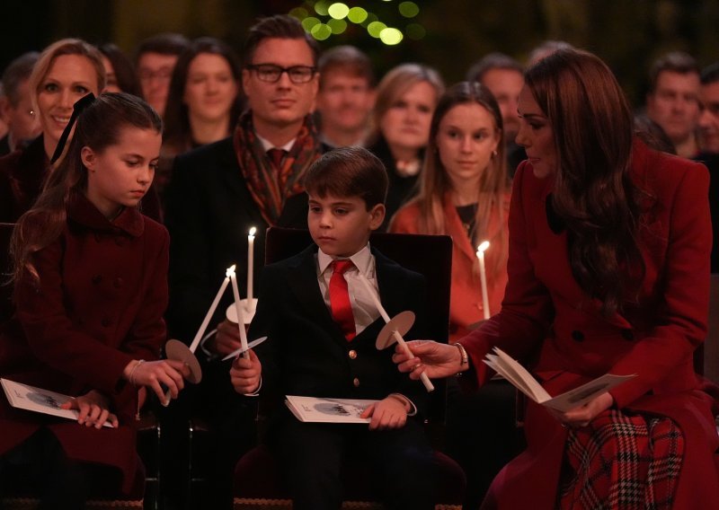 Ista mama: Princeza Charlotte sve je oduševila u ovom kaputu