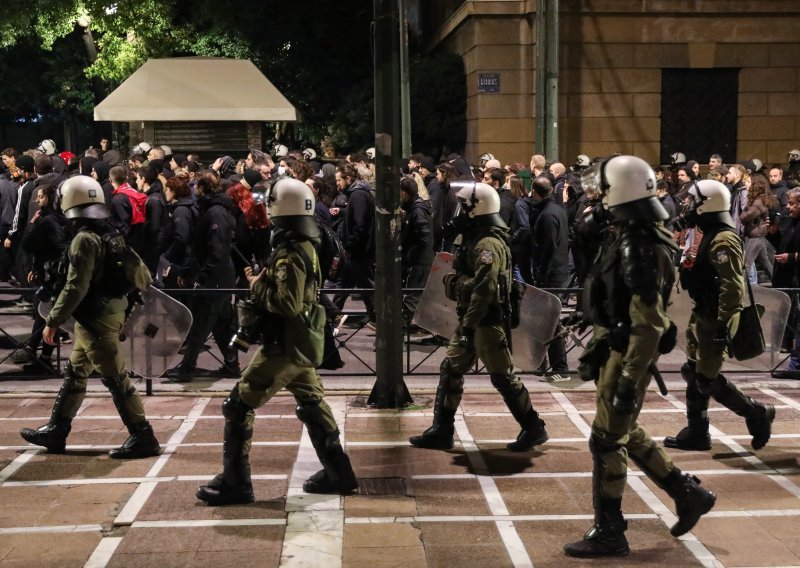 Tisuće marširale zbog policijskog nasilja, pa se sukobili s policijom