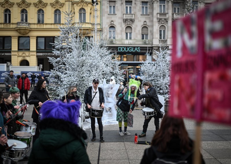 Molitelji i protivnici uklopili se u zagrebački Advent: Na Trgu zapaljeno 26 lampiona za 26 ubijenih žena