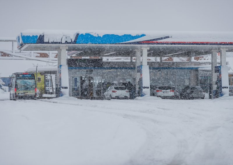 Gust snijeg u Lici i Gorskom kotaru: Stvorio se debeli pokrivač, promet je otežan