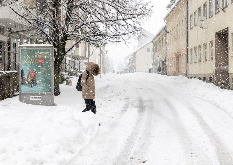 Gospić zatrpalo 25 cm snijega: Pogledajte kako Ličani žive pod bijelim pokrivačem