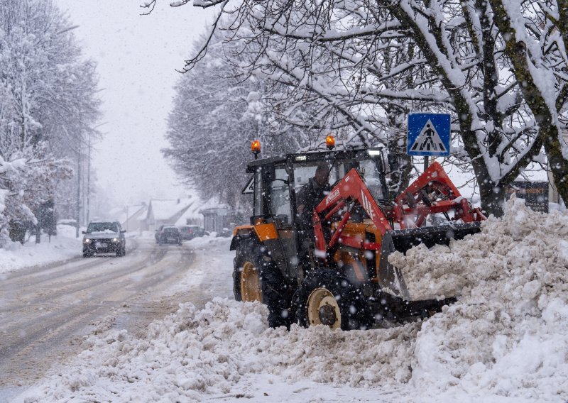 Državna cesta u Lici zbog velikih nanosa snijega otvorena je samo za automobile