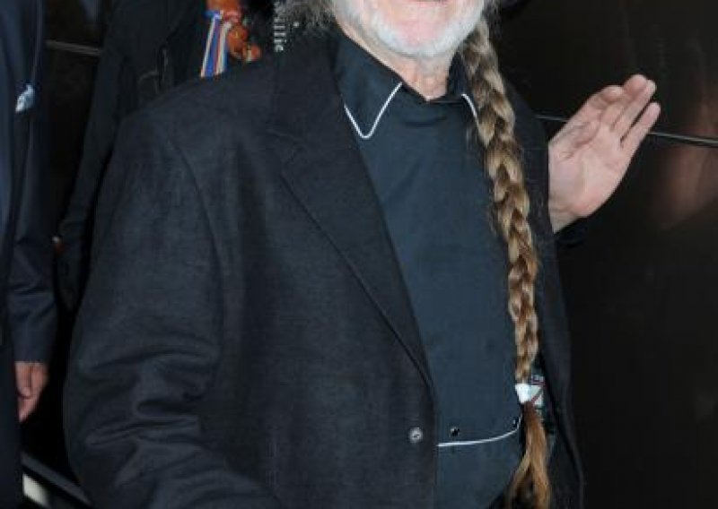 Willie Nelson zapjevat će na sudu