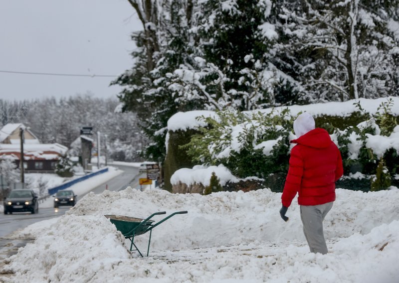 Snježni pokrivač u Lici sad je deblji od 30 cm: 'Nema struje, nema telefona'