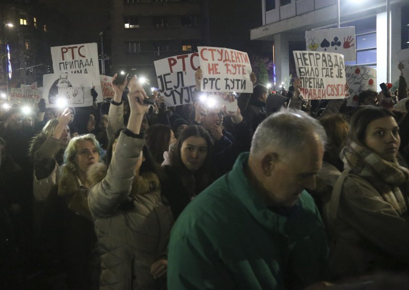 Glumci stali uz studente na masovnom prosvjedu, traže 'istinito, nepristrano informiranje'