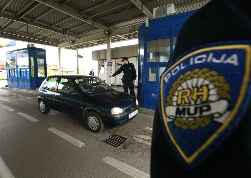 Mladić bježao probio rampu na granici pa naletio na policijsku blokadu i poginuo