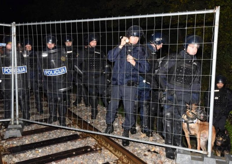 Više od tisuću policajaca prosvjedovalo pred zgradom slovenske vlade