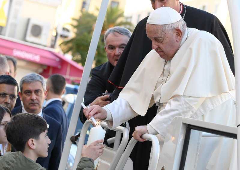 Papa Franjo na Korzici upozorio na vjerske skupine koje potiču podjele