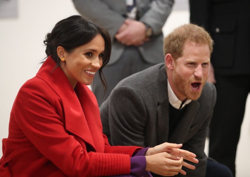 Evo što stoji iza obiteljskog portreta princa Harryja i Meghan Markle