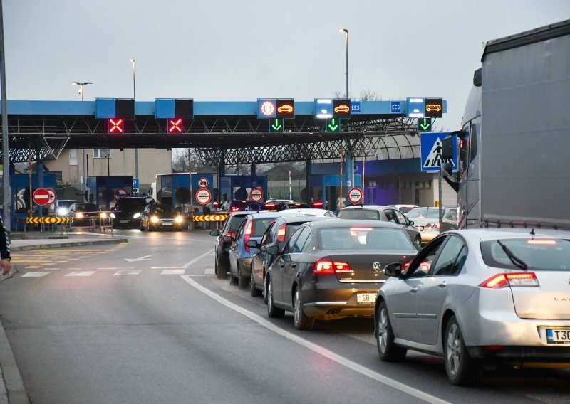 Preko granice htio prevesti mrtvu ženu: Sjedila je na suvozačkom mjestu