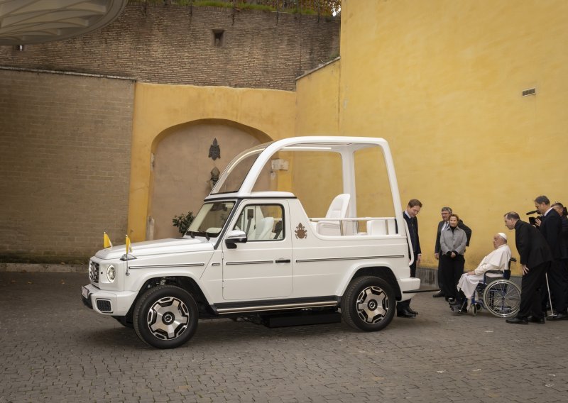 Papa Franjo dobio prvi električni 'papamobil' od Mercedes-Benza: G580 s EQ tehnologijom