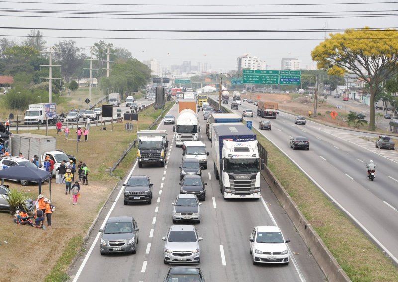 Najmanje 22 osobe poginule u sudaru autobusa i kamiona u Brazilu