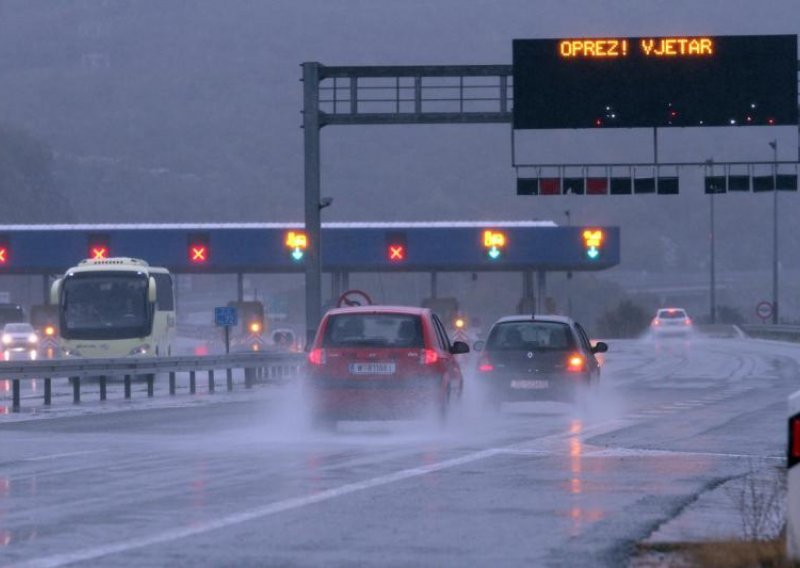 Kolnici mjestimice skliski, smanjena vidljivost u Lici i Gorskom Kotaru