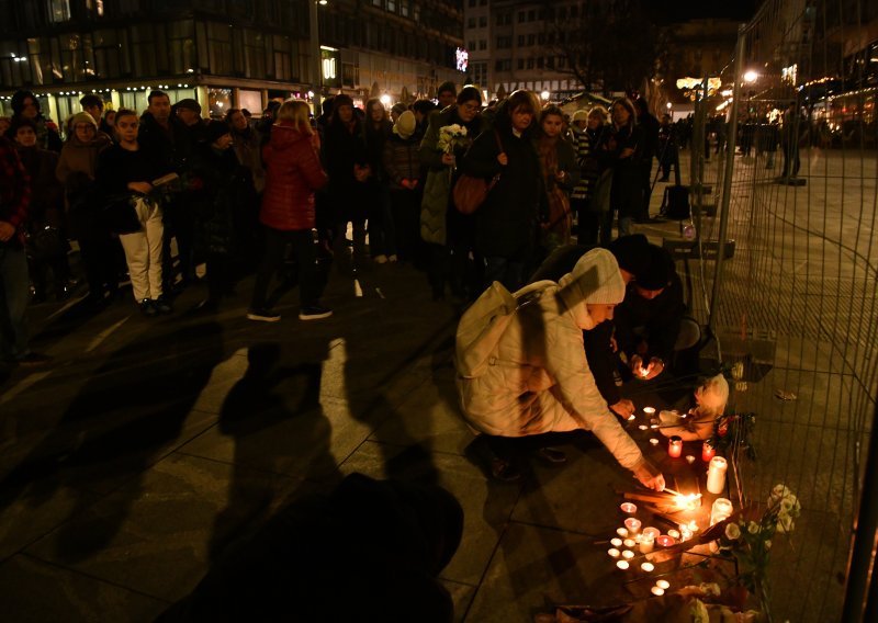 Roditelji djece ubijene u 'Ribnikaru' odali počast žrtvama napada u Zagrebu