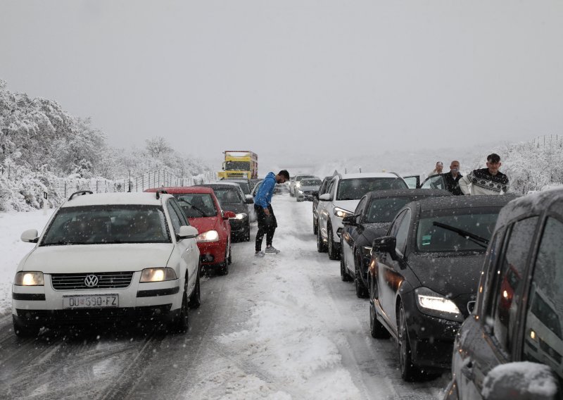 U Dalmaciji upaljen crveni meteoalarm: Pripazite u prometu, neke ceste su zatvorene