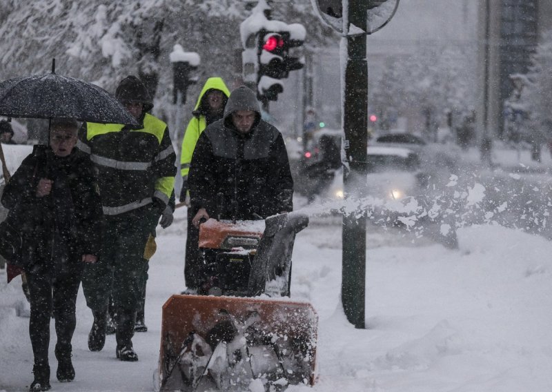 Snježni kaos u BiH: Zatvoreno više prometnica, izvanredno stanje u Drvaru