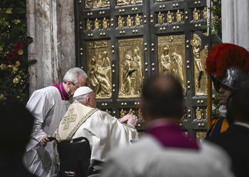 Papa otvorio Sveta vrata i označio početak Jubilarne godine Katoličke crkve