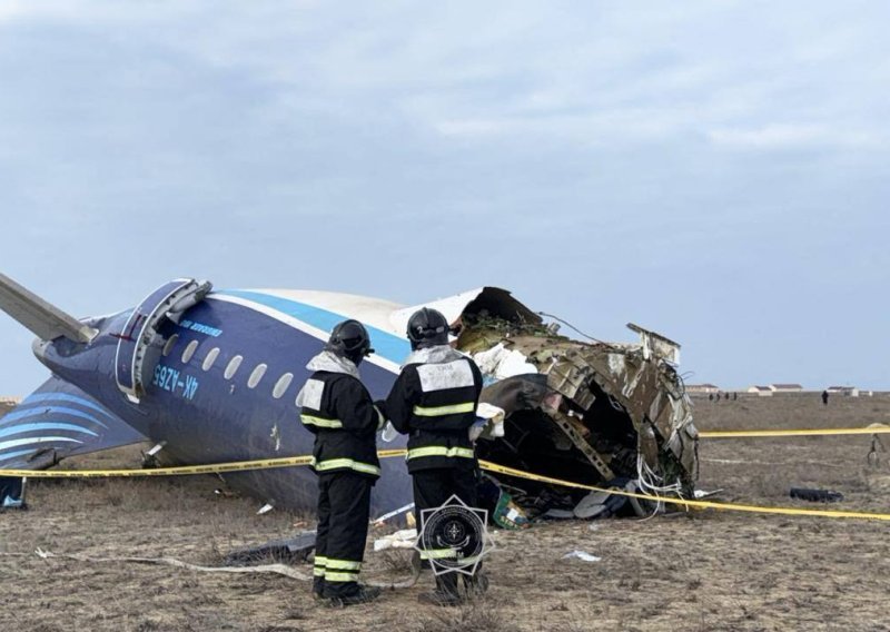 Putnički avion srušio se u Kazahstanu, deseci mrtvih, objavljena snimka pada