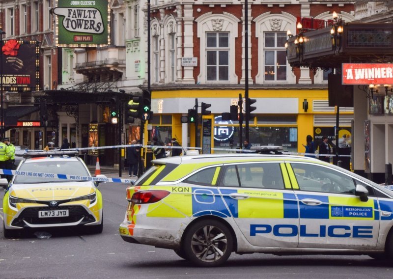 Muškarac se autom zabio u pješake u londonskom West Endu, jednoj osobi bore se za život