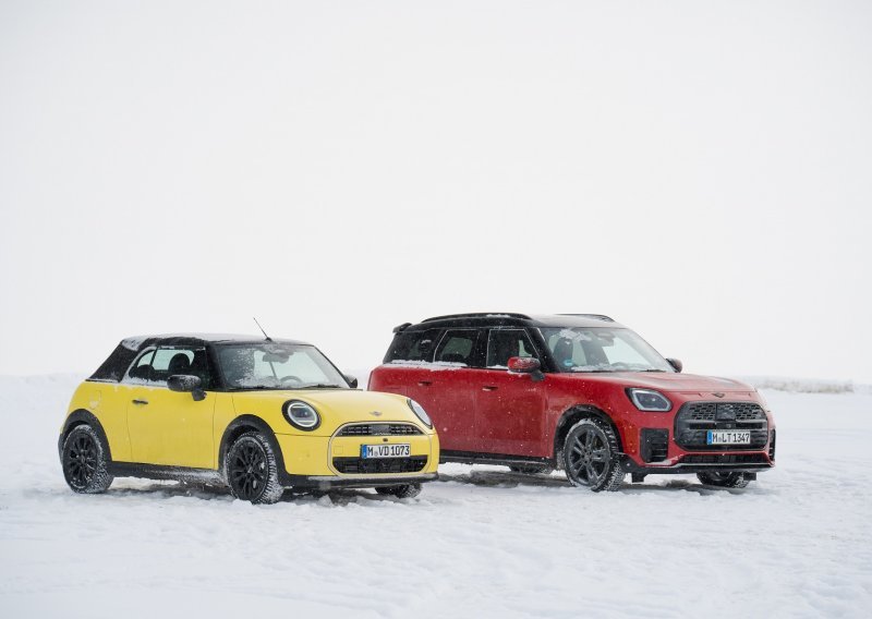 MINI se osvrće na godinu na izmaku: Cooper Convertible S i Countryman S ALL4 na snijegu