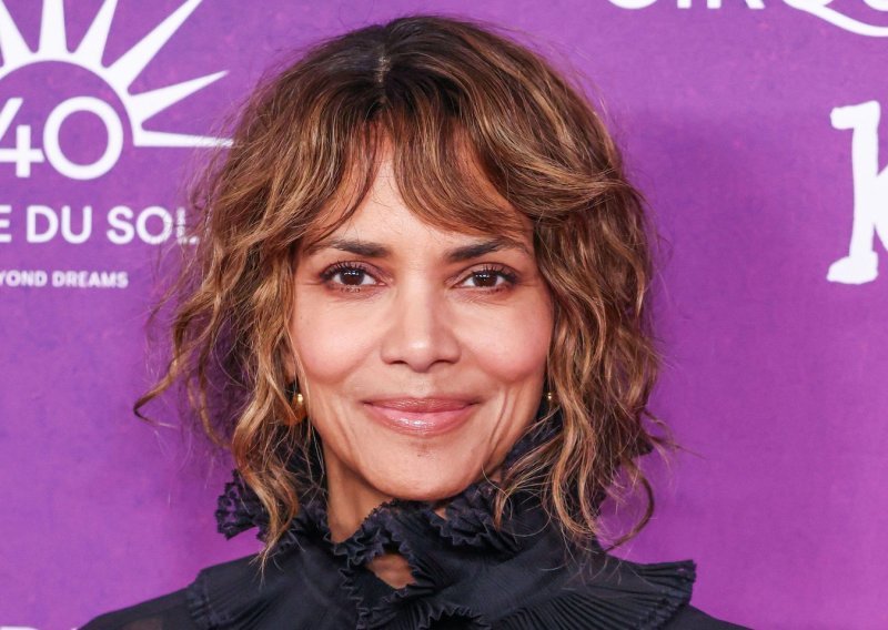 Nesvakidašnja čestitka Halle Berry: Božić slavi u kupaćem kostimu