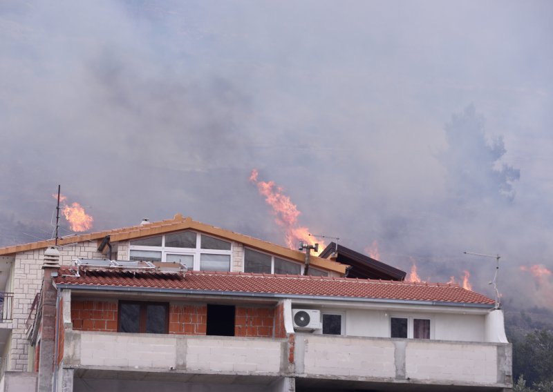 Planuo požar pored Žrnovnice, bura ga rasplamsava: 'Obranili smo što smo mogli'