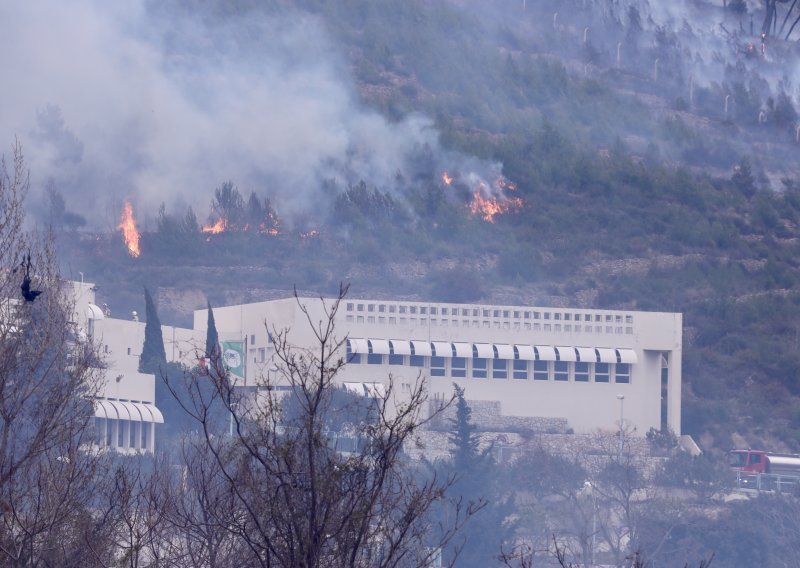 Smanjen intenzitet požara u Žrnovnici: Kuće nisu bile ugrožene