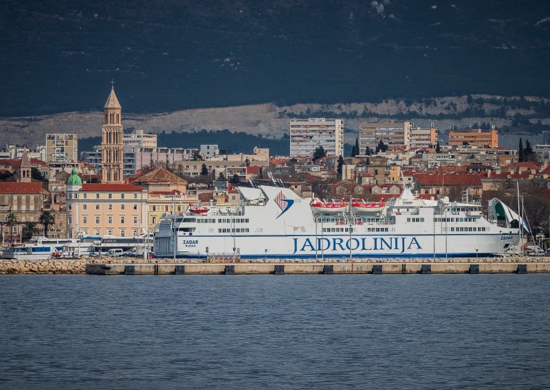 Još jedan trajekt Jadrolinije u problemu: 'Gledamo na Split i vrtimo se u krug'