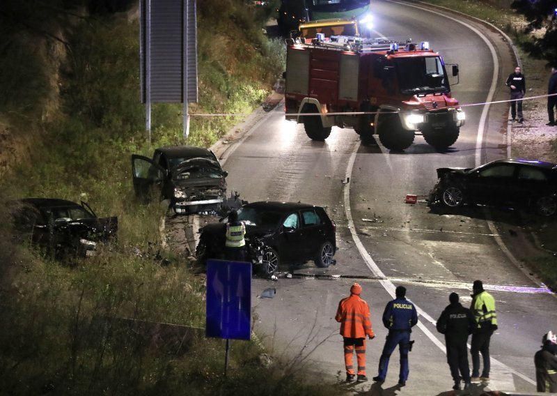 Teška nesreća u Podstrani: Sudarila se četiri vozila, troje ljudi odvezeno Hitnom