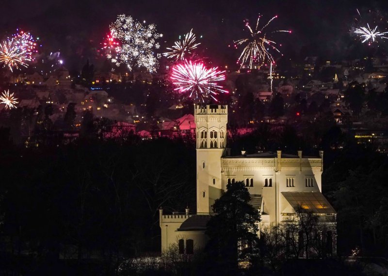 Impresivni vatrometi, spuštanje lopte i zastave revolucije: Ovako je svijet dočekao 2025.