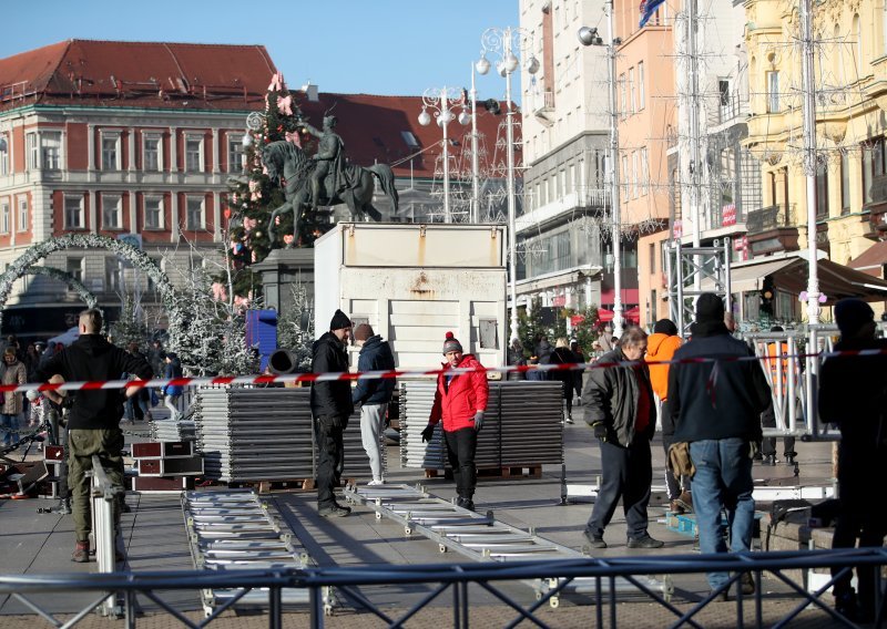 Ljudi se penjali po skeli da bi bolje vidjeli izvođače na Trgu, intervenirala policija