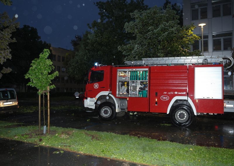 U požaru u Peroju izgorio beach bar Lux