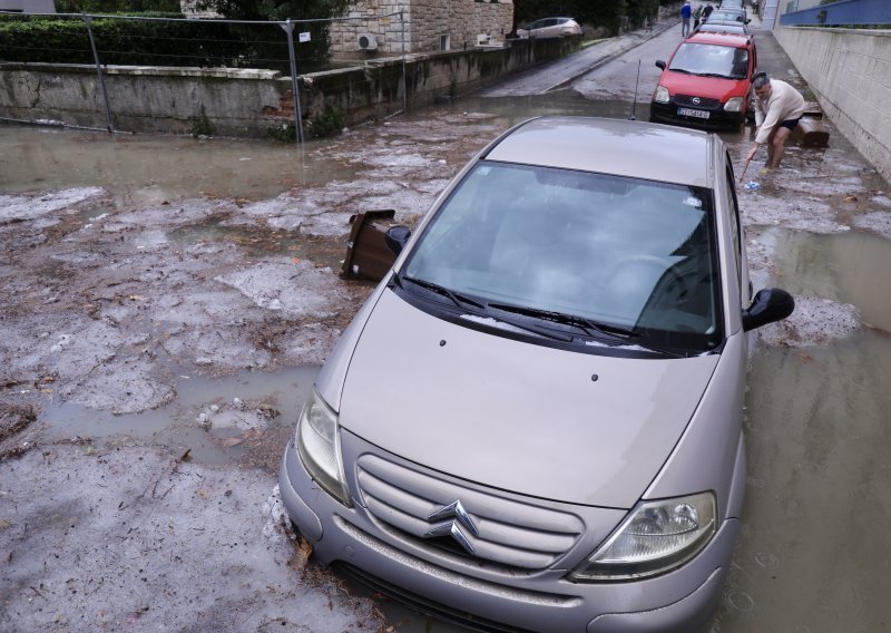 Jaka kiša i tuča poplavile dijelove Splita; neki semafori nisu radili