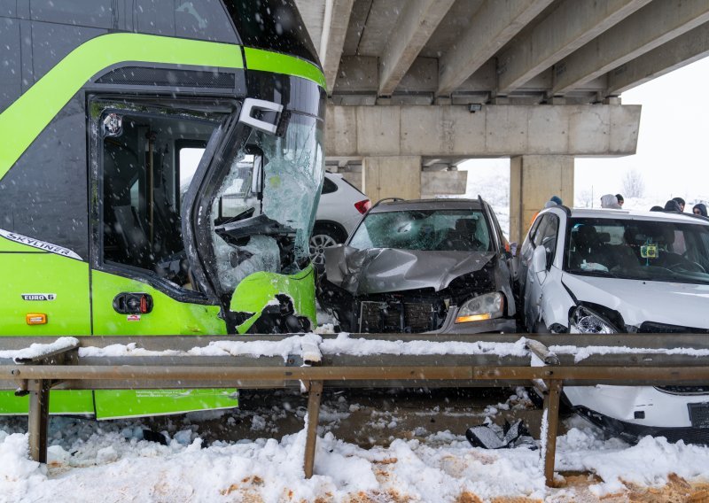 Lančani sudar na A1: Autobus naletio na dva auta, a onda još trojica na njih