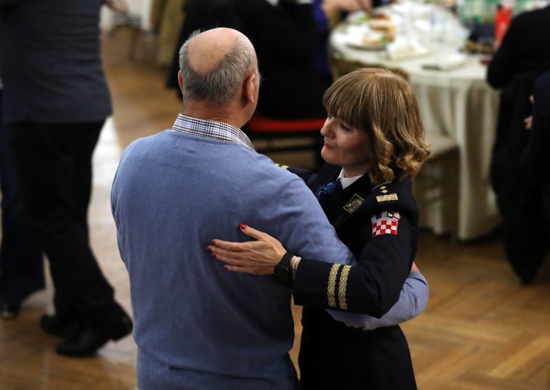 Policajci kroz ples savjetovali starije osobe kako se zaštiti od prijevara