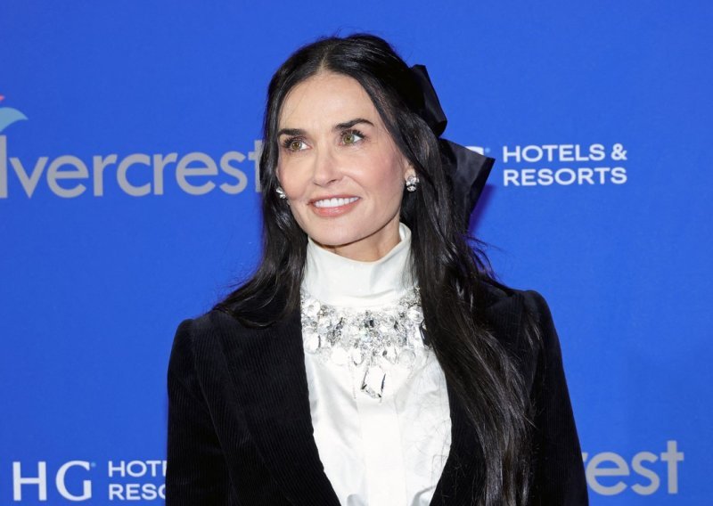 Demi Moore besprijekoran crni stajling s dva moćna modna dodatka