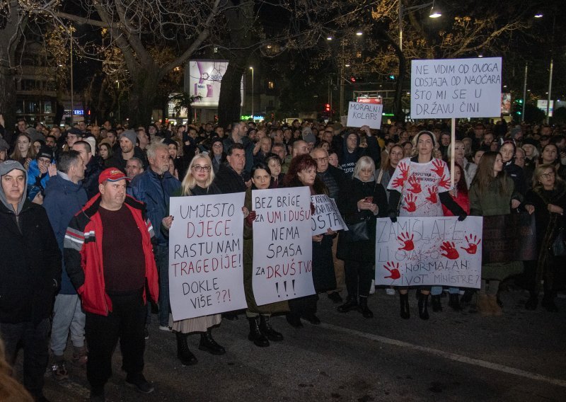 Tisuće prosvjednika tražilo ostavke ministara zbog masakra u Cetinju