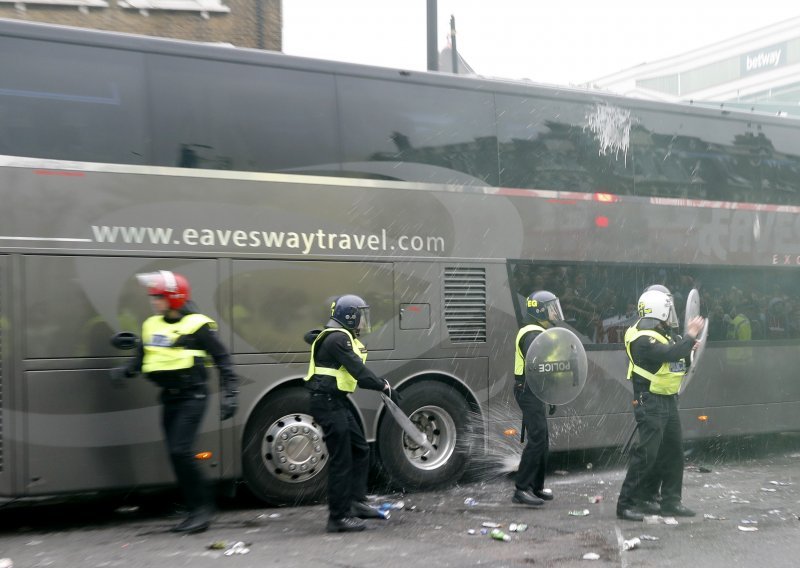 Kaos u Londonu; napadnuti igrači Manchester Uniteda