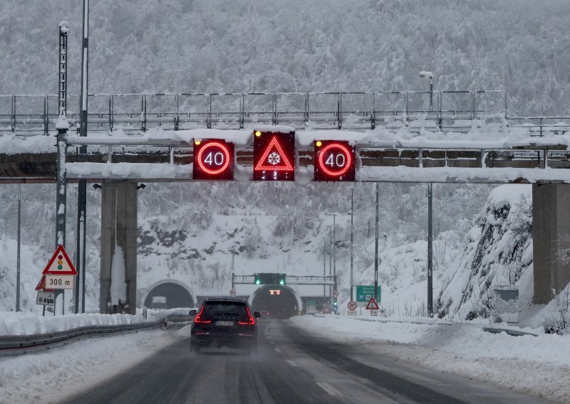 Zbog orkanskog vjetra neke ceste zatvorene su za sav promet, a nekima smiju samo auti